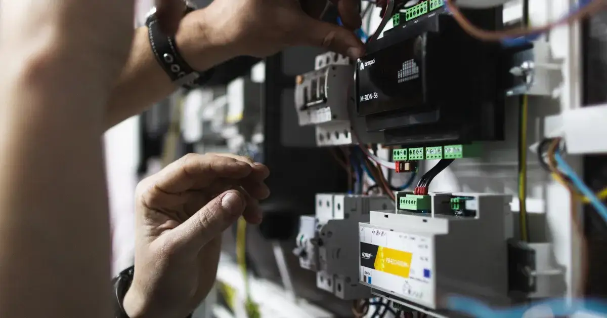 Zdjęcie Kurs elektryka ile trwa? Poznaj czas nauki i dostępne opcje