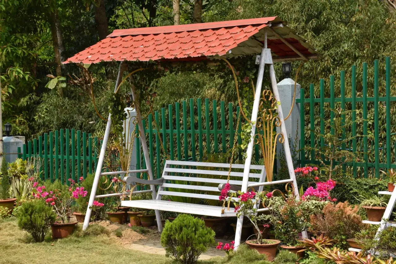 Zdjęcie Jak złożyć huśtawkę ogrodową - proste kroki do udanej konstrukcji