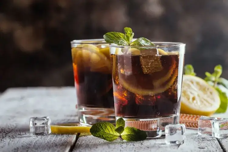 Zdjęcie Cuba Libre drink - poznaj sekrety idealnego koktajlu i jego historię