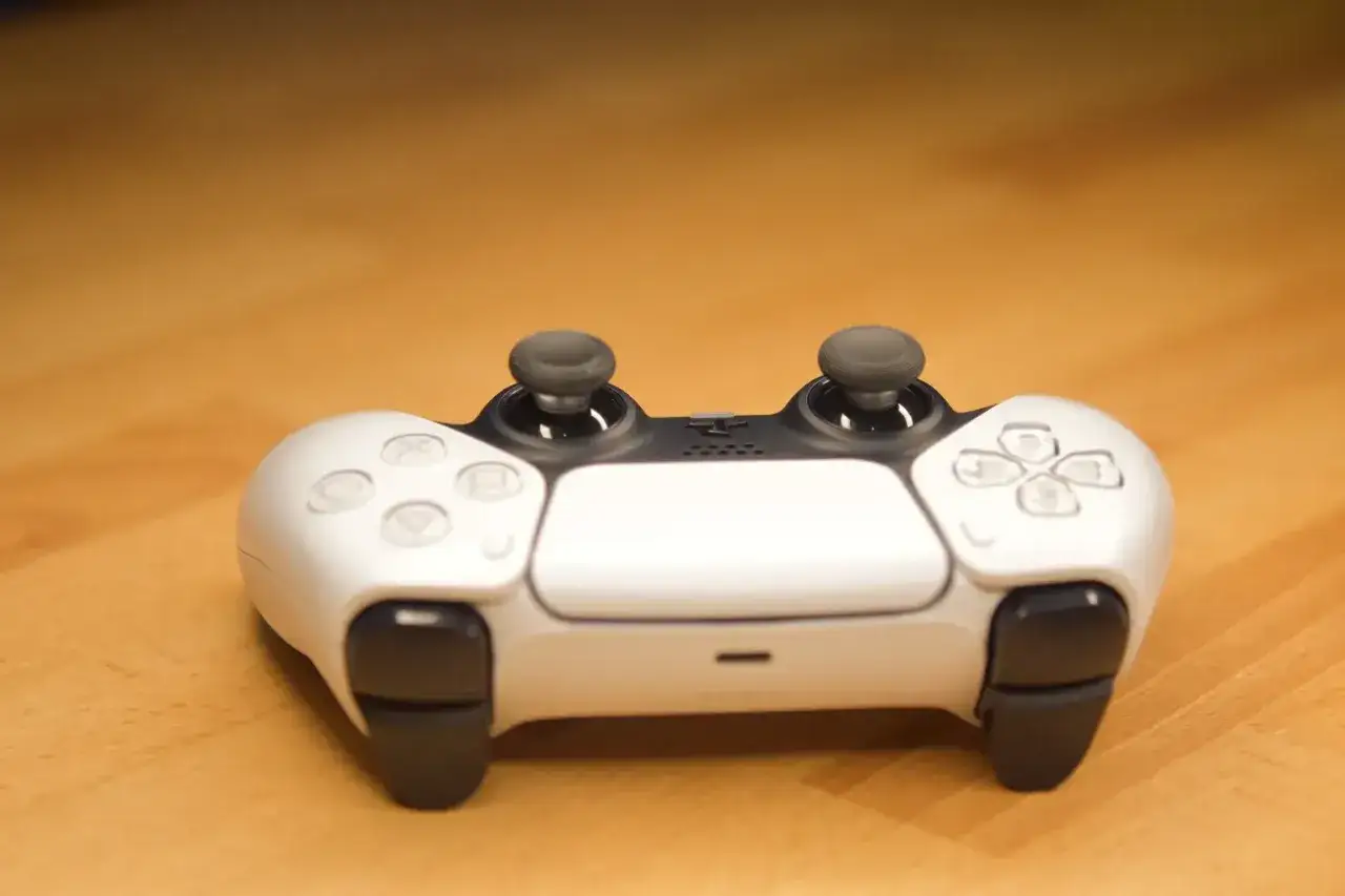 Zdjęcie Jak grać na dwa pady w PS5 i uniknąć problemów z konfiguracją