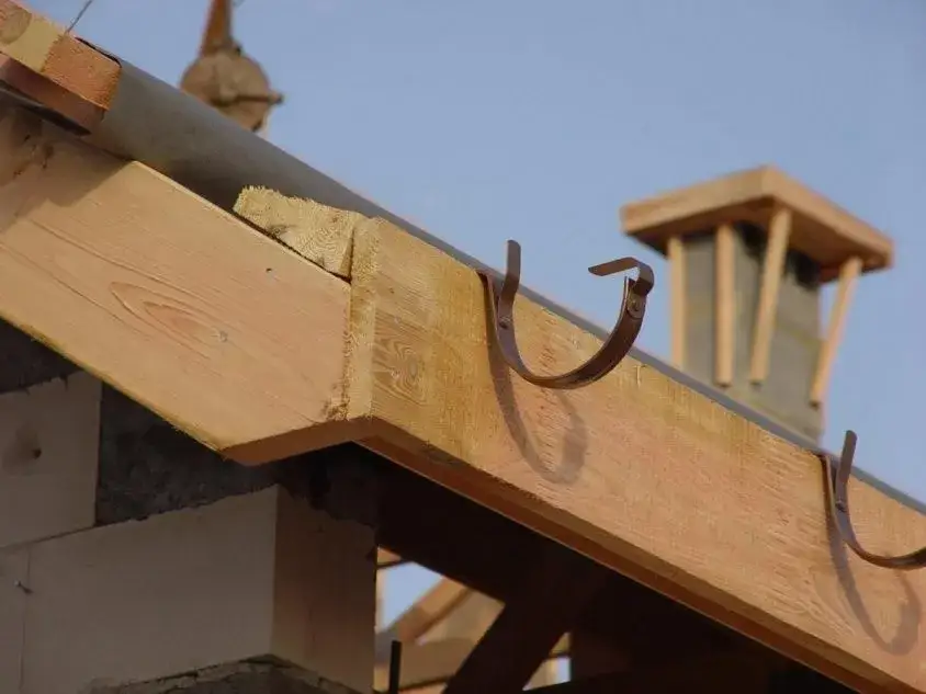 Zdjęcie Deska pod rynnę: Estetyczna ochrona dachu i orynnowania