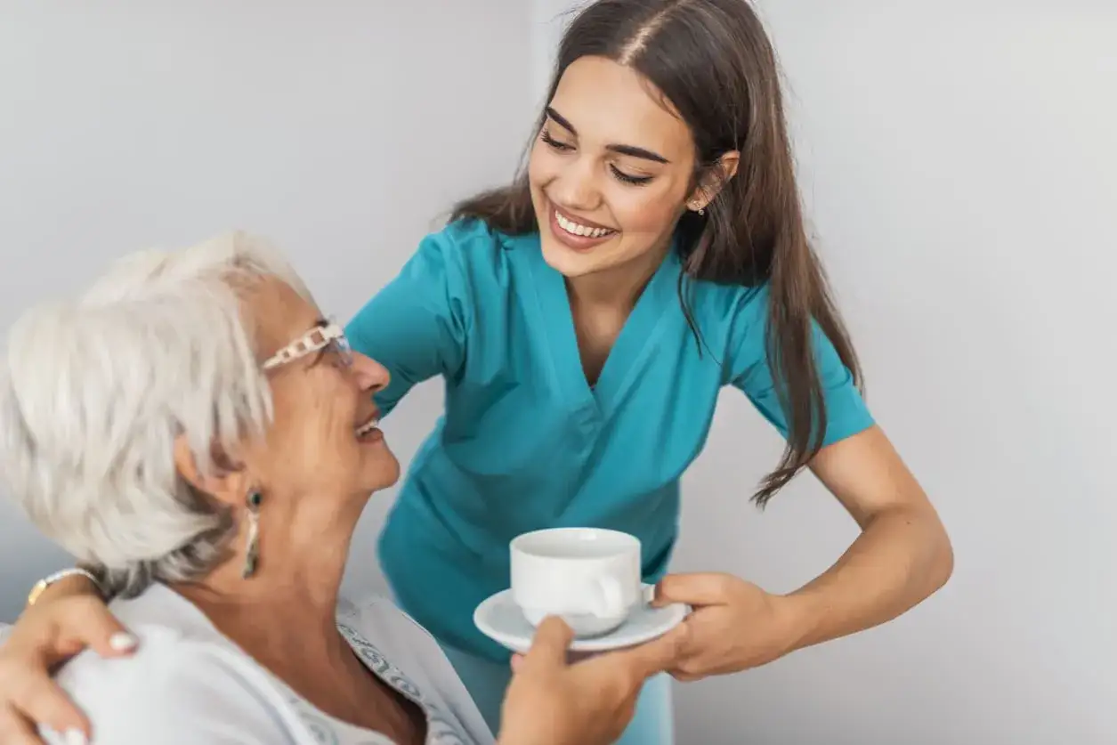 Zdjęcie Opiekunka środowiskowa - gdzie może pracować i jakie ma możliwości?