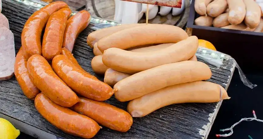 Zdjęcie Czy pies może jeść kiełbasę? Sprawdź, co może mu zaszkodzić