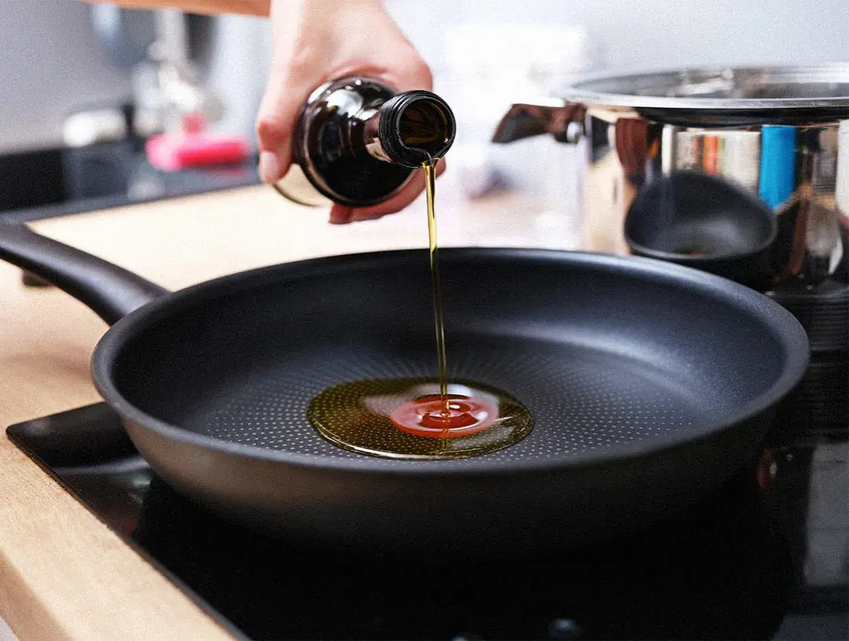 Zdjęcie Na czym smażyć kurczaka fit? Najzdrowsze oleje do gotowania