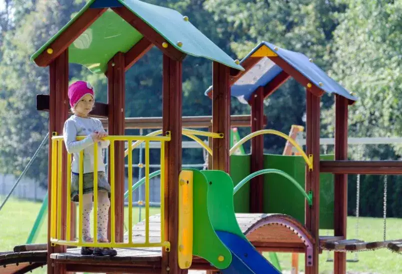 Zdjęcie Gdzie zgłosić niebezpieczny plac zabaw, aby chronić dzieci?