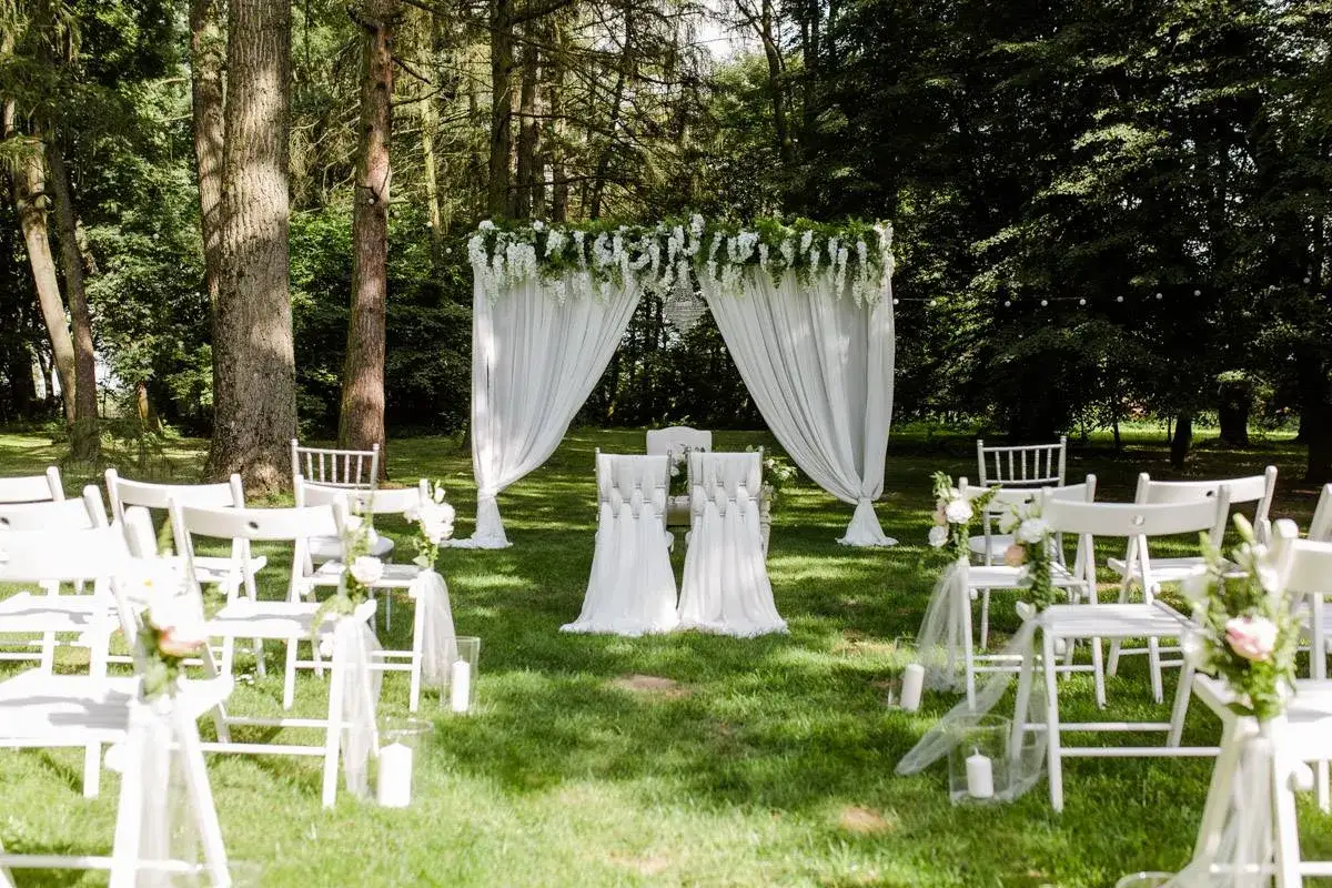 Zdjęcie Czy ksiądz może udzielić ślubu w plenerze? Sprawdź, co mówią przepisy Kościoła