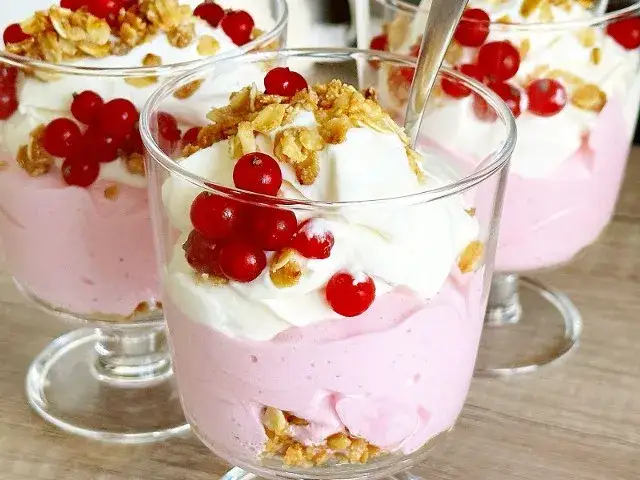 Zdjęcie Ile galaretki na litr jogurtu? Odkryj idealne proporcje na deser