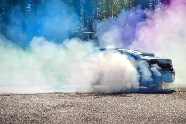 Zdjęcie Jak zrobić kolorowy dym z opon bezpiecznie i efektownie?