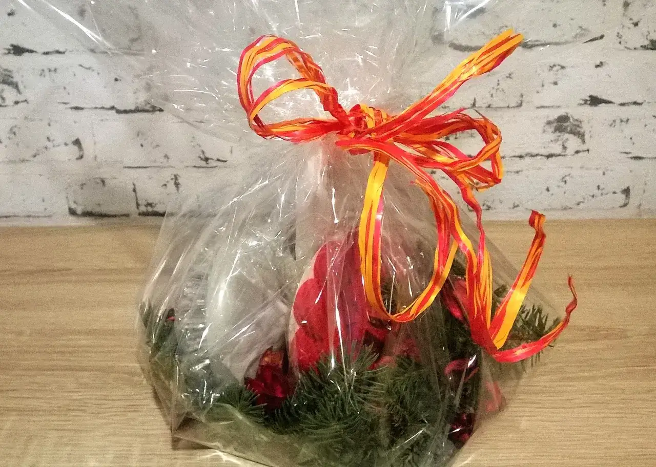 Zdjęcie Jak efektownie zapakować prezent w celofan – proste techniki i porady