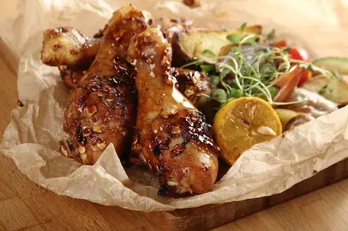 Zdjęcie Jak długo piec pałki z kurczaka w rękawie, by były soczyste?