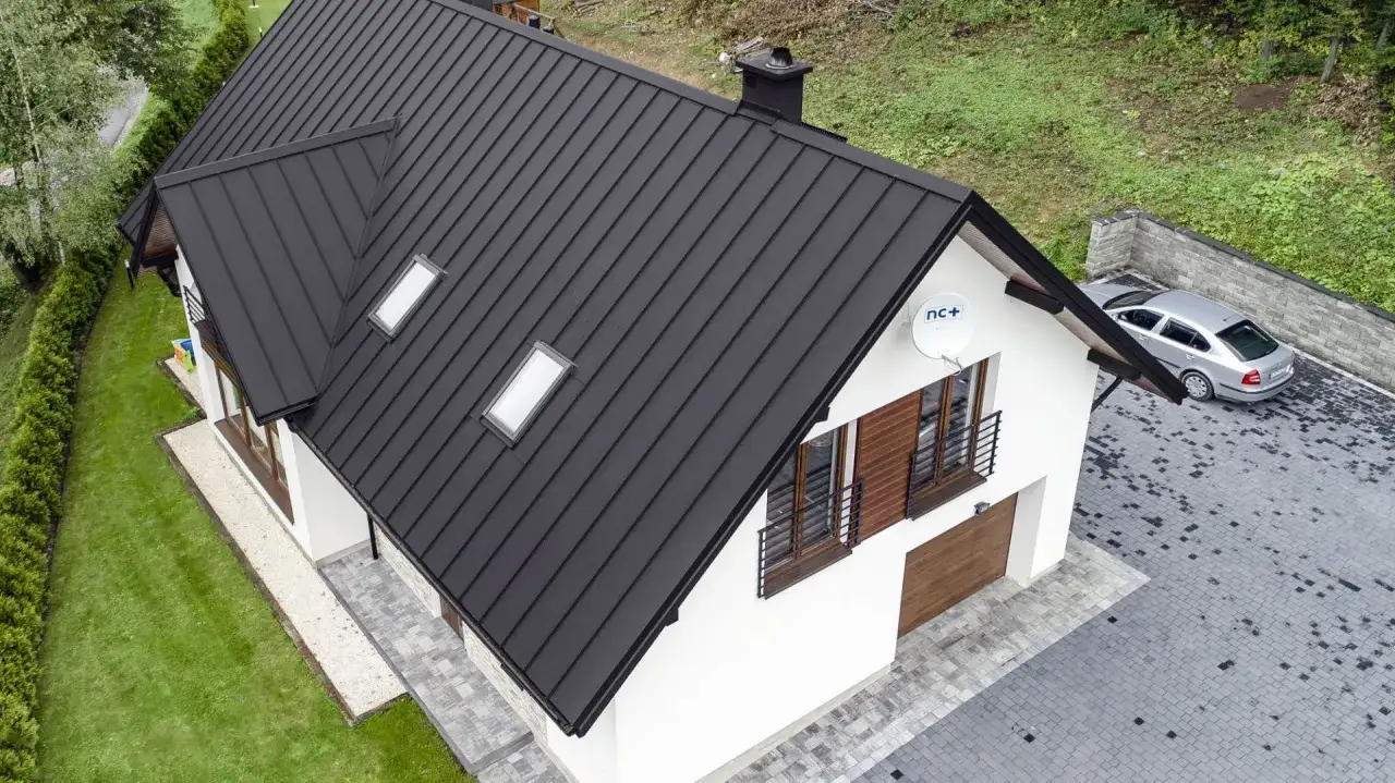 Zdjęcie Dach na rąbek: charakterystyka, zalety i zastosowanie - poradnik