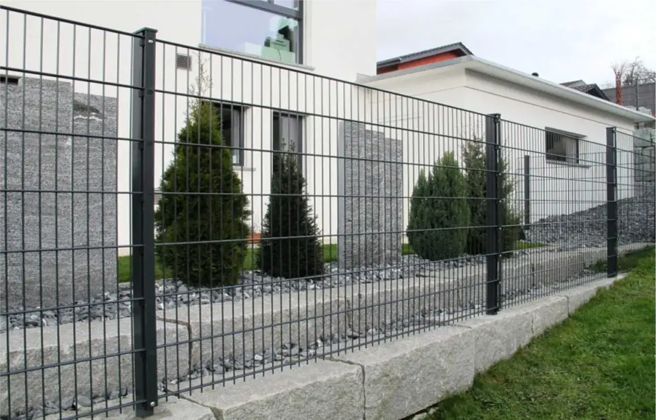 Zdjęcie Ogrodzenie panelowe 2D czy 3D: Porównanie, zalety i wybór