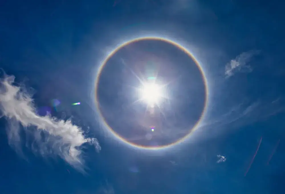 Zdjęcie Wieniec zjawisko optyczne w naturze: tajemnice aureoli wokół Słońca