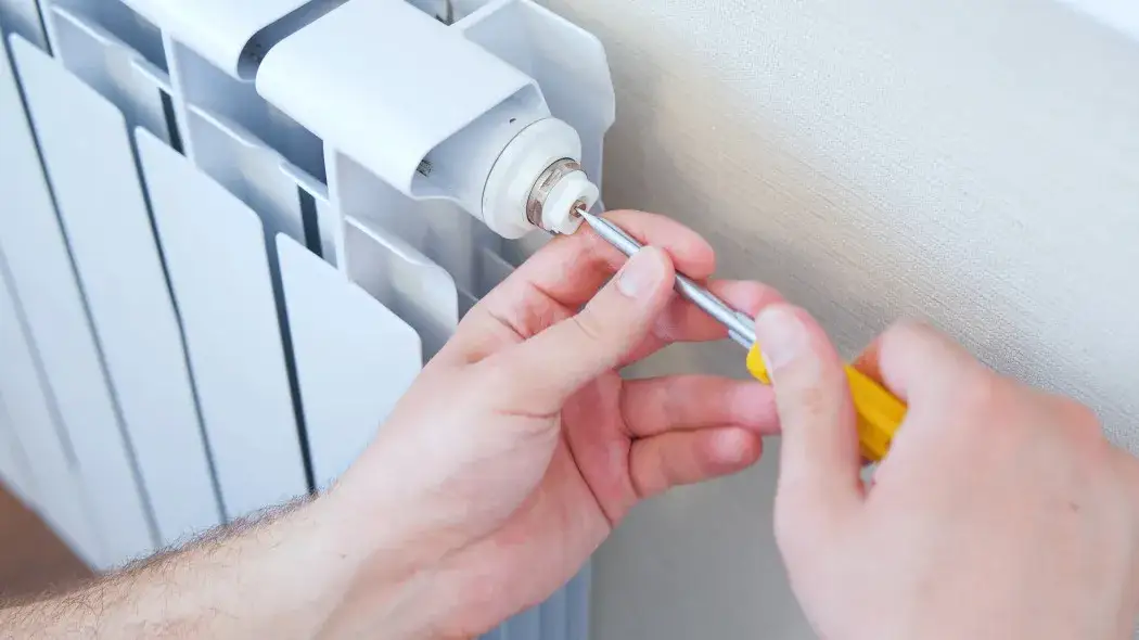 Zdjęcie Kto odpowietrza kaloryfery w bloku i jak uniknąć problemów z ogrzewaniem