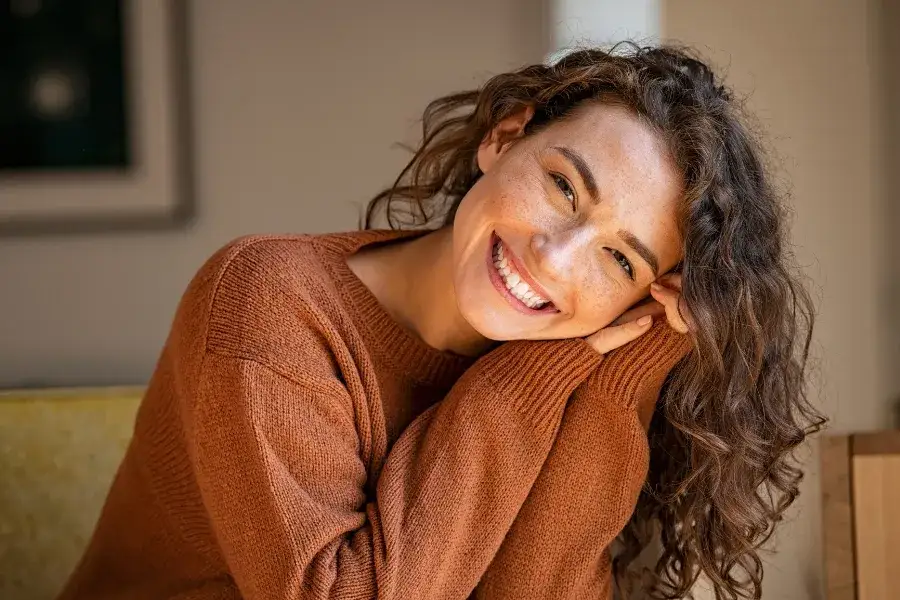 Zdjęcie Jak zachowuje się zakochana kobieta? Kluczowe sygnały i emocje, które warto znać