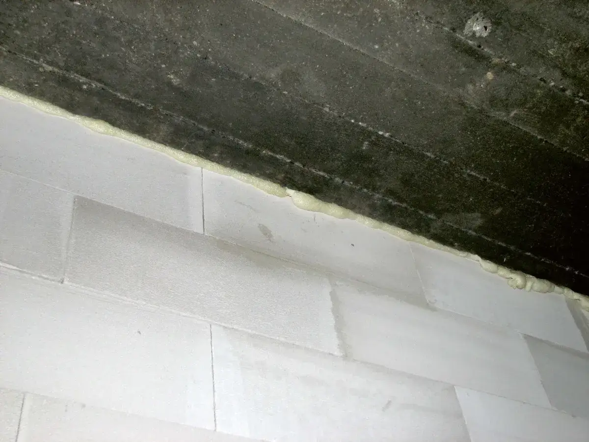 Zdjęcie Czym wypełnić dylatacje w ścianie, aby uniknąć problemów z wilgocią?