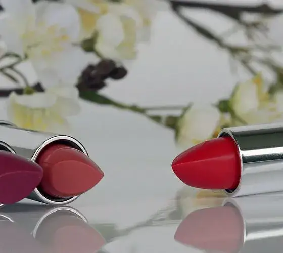 Zdjęcie Czym się różni pomadka od szminki? Odkryj kluczowe różnice