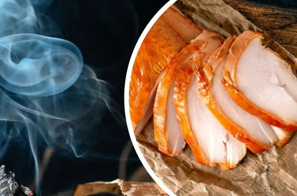 Zdjęcie Jak wędzić pierś z kurczaka, aby uniknąć suchego mięsa i uzyskać smakowity aromat