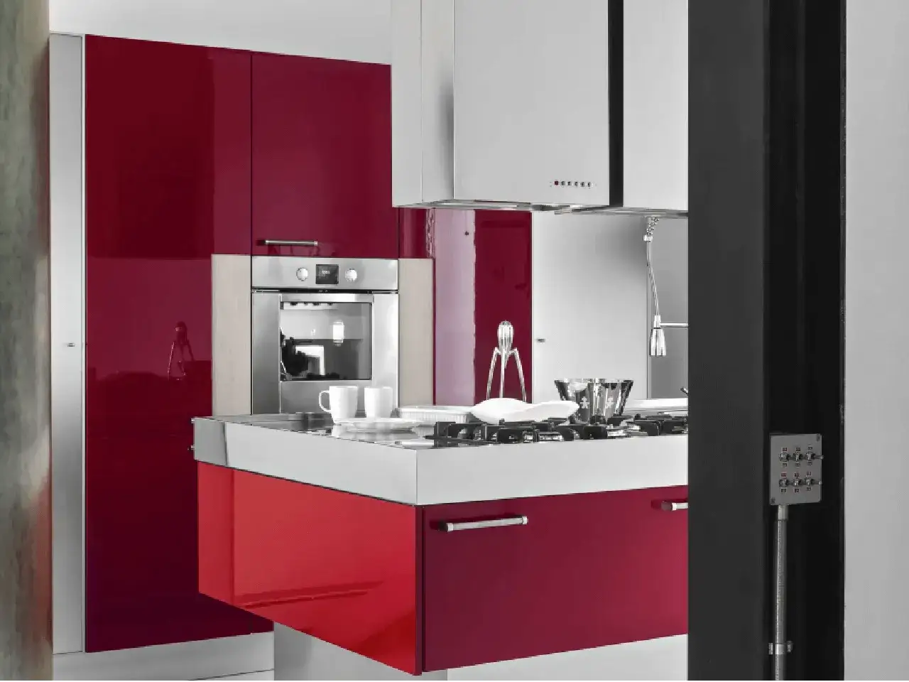 Zdjęcie Czerwona kuchnia jakie ściany – idealne kolory, które zharmonizują przestrzeń