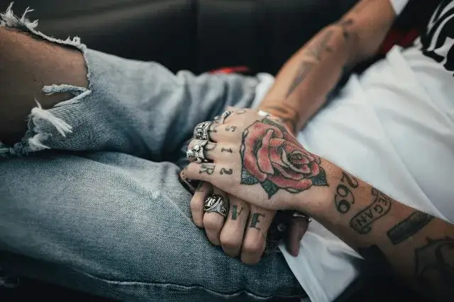 Zdjęcie Znaczenie tatuaży na palcach męskich: symbolika i ukryte przesłanie