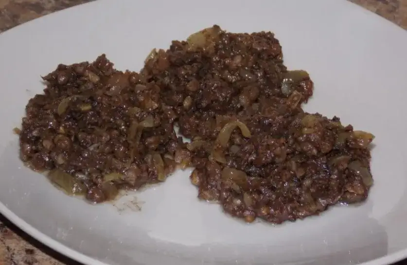 Zdjęcie Ile kalorii ma kaszanka z cebulą? Sprawdź, co musisz wiedzieć