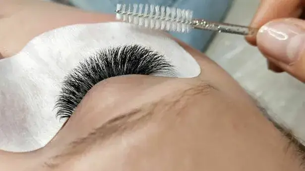 Zdjęcie Jak malować oczy z przedłużonymi rzęsami, by ich nie uszkodzić?