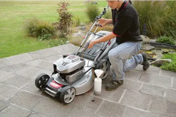 Zdjęcie Jak wymienić olej w kosiarce Viking i uniknąć najczęstszych błędów