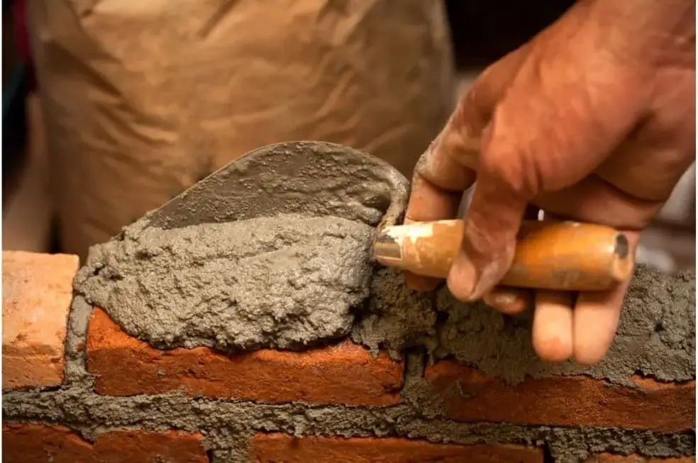 Zdjęcie Czym obłożyć podmurówkę ogrodzenia, aby uniknąć kosztownych napraw?