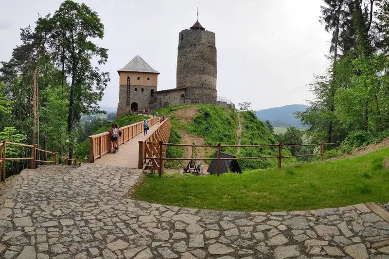 Zdjęcie Zamek na Jeziorze Rożnowskim: Ukryta perła wśród wód