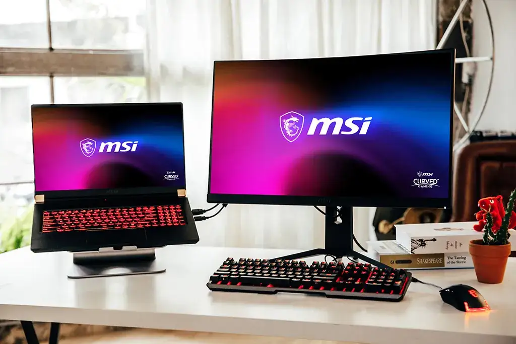 Zdjęcie Jak podłączyć laptopa do komputera jako monitor i zwiększyć komfort pracy