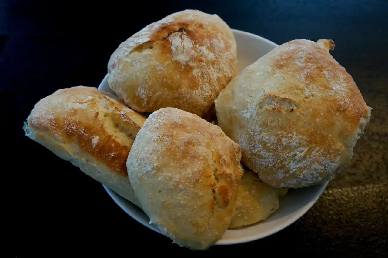 Zdjęcie Prosty przepis na domowe bułki sojowe - szybkie i zdrowe pieczywo na co dzień