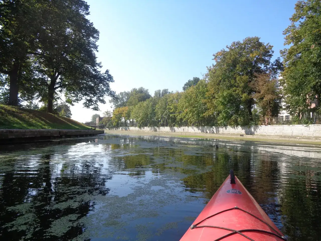 Zdjęcie Ile czasu zajmuje przepłynięcie 20 km kajakiem? Sprawdź, jak to obliczyć!