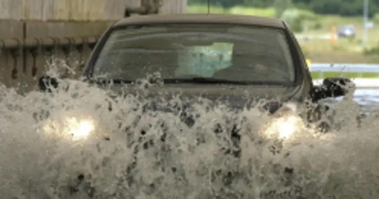 Zdjęcie Czy w aucie jest bezpiecznie podczas burzy? Oto, co musisz wiedzieć