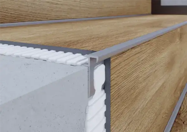 Zdjęcie Czym przykleić listwę progową, aby uniknąć problemów z montażem?