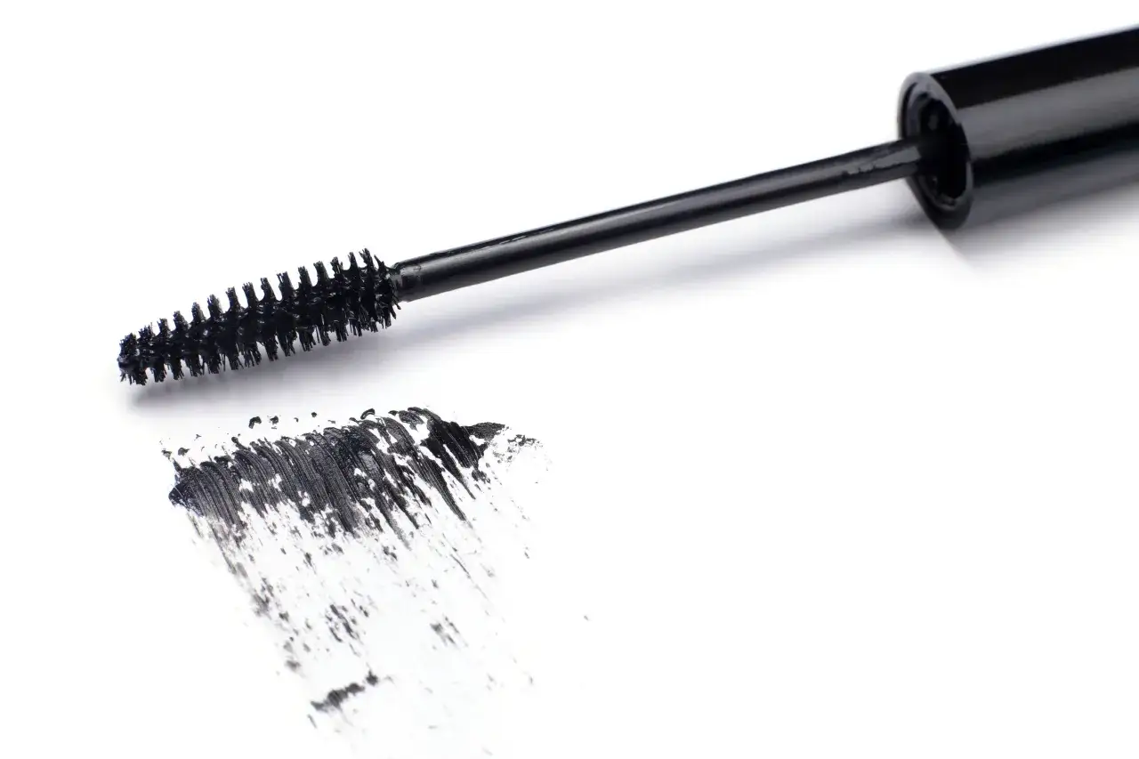 Zdjęcie Czym rozcieńczyć tusz do rzęs, aby uniknąć problemów z aplikacją?