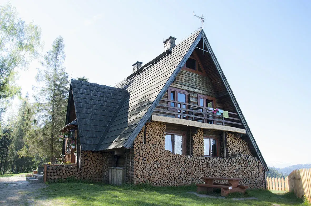 Zdjęcie Bac&oacute;wka pod Tr&oacute;jgarbem: historia, kontrowersje i przyszłość schroniska