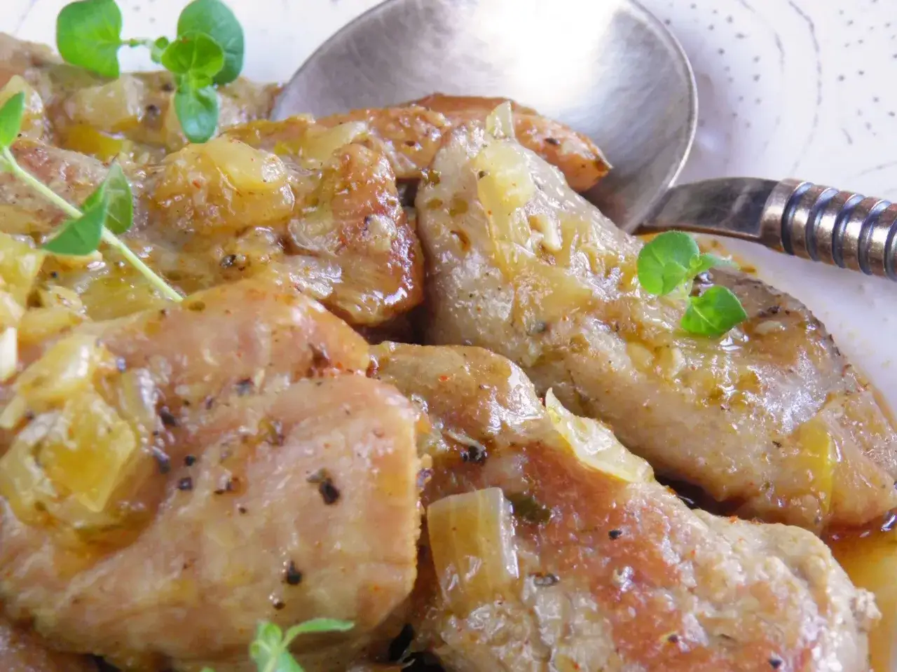 Zdjęcie Ile dusić polędwiczki wieprzowe, aby były soczyste i aromatyczne?