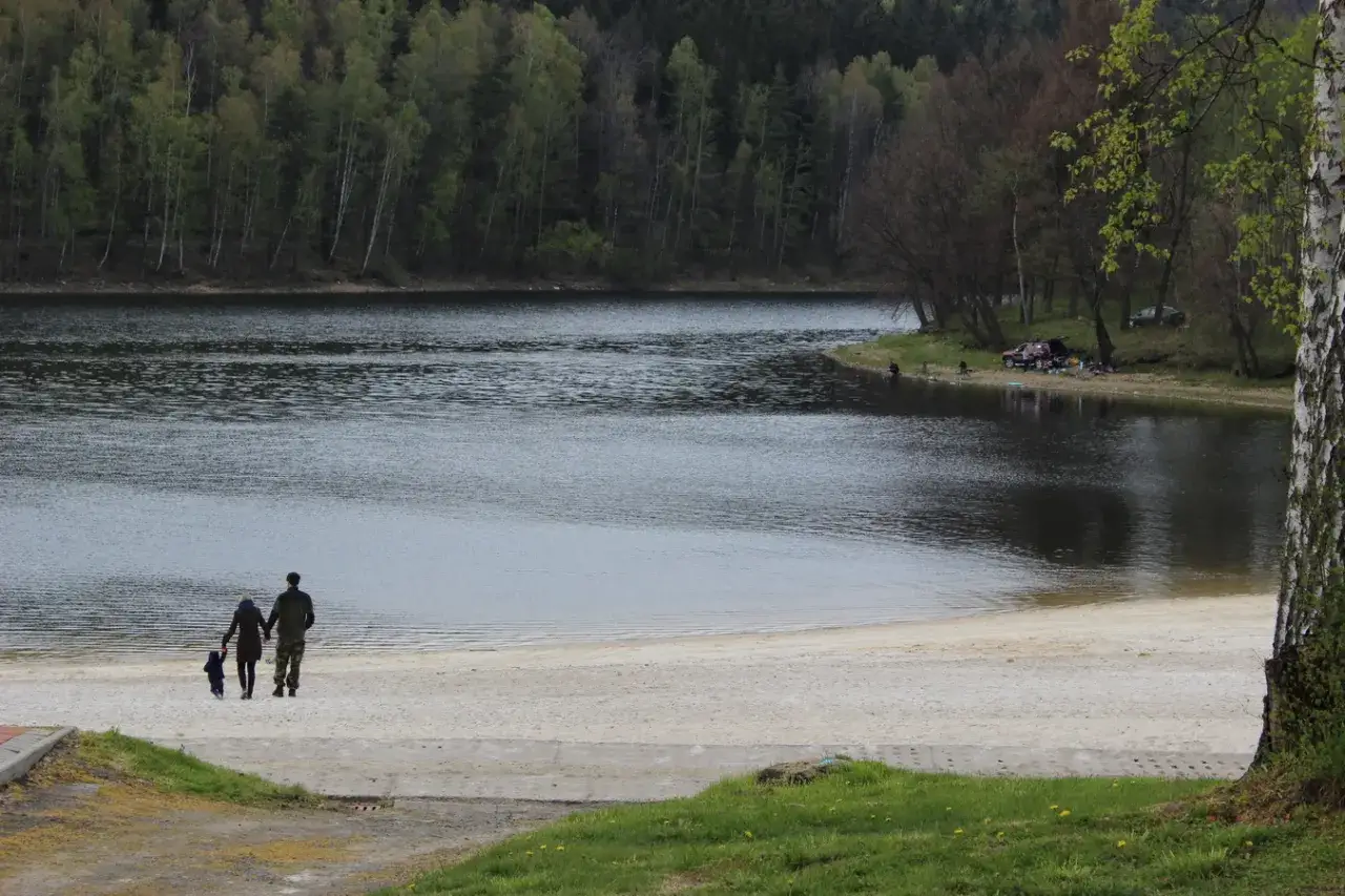 Zdjęcie Jezioro Złotnickie: piękne miejsce na relaks i niezapomniane przygody
