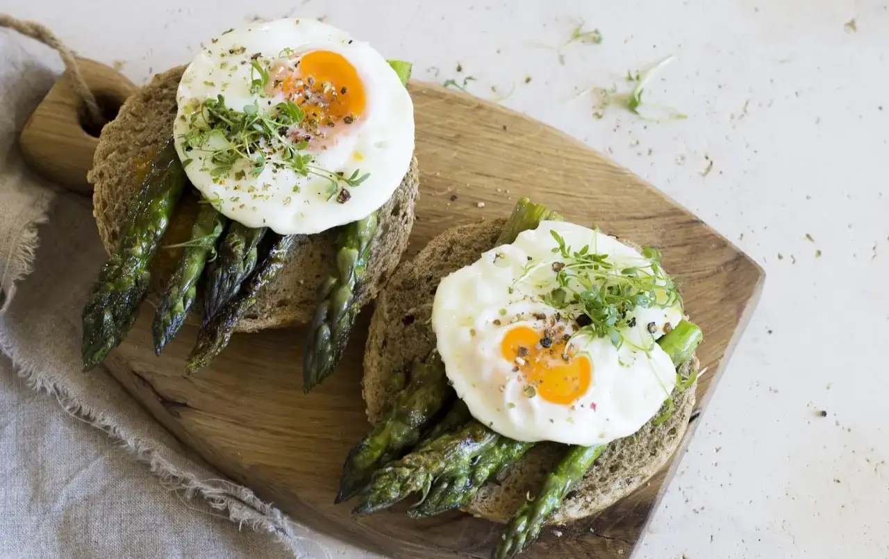 Zdjęcie Szparagi z czym na obiad - pyszne przepisy, które zaskoczą smakoszy