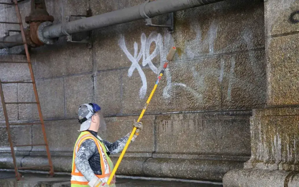 Zdjęcie Skuteczne sposoby jak usunąć graffiti z elewacji: 5 sprawdzonych metod