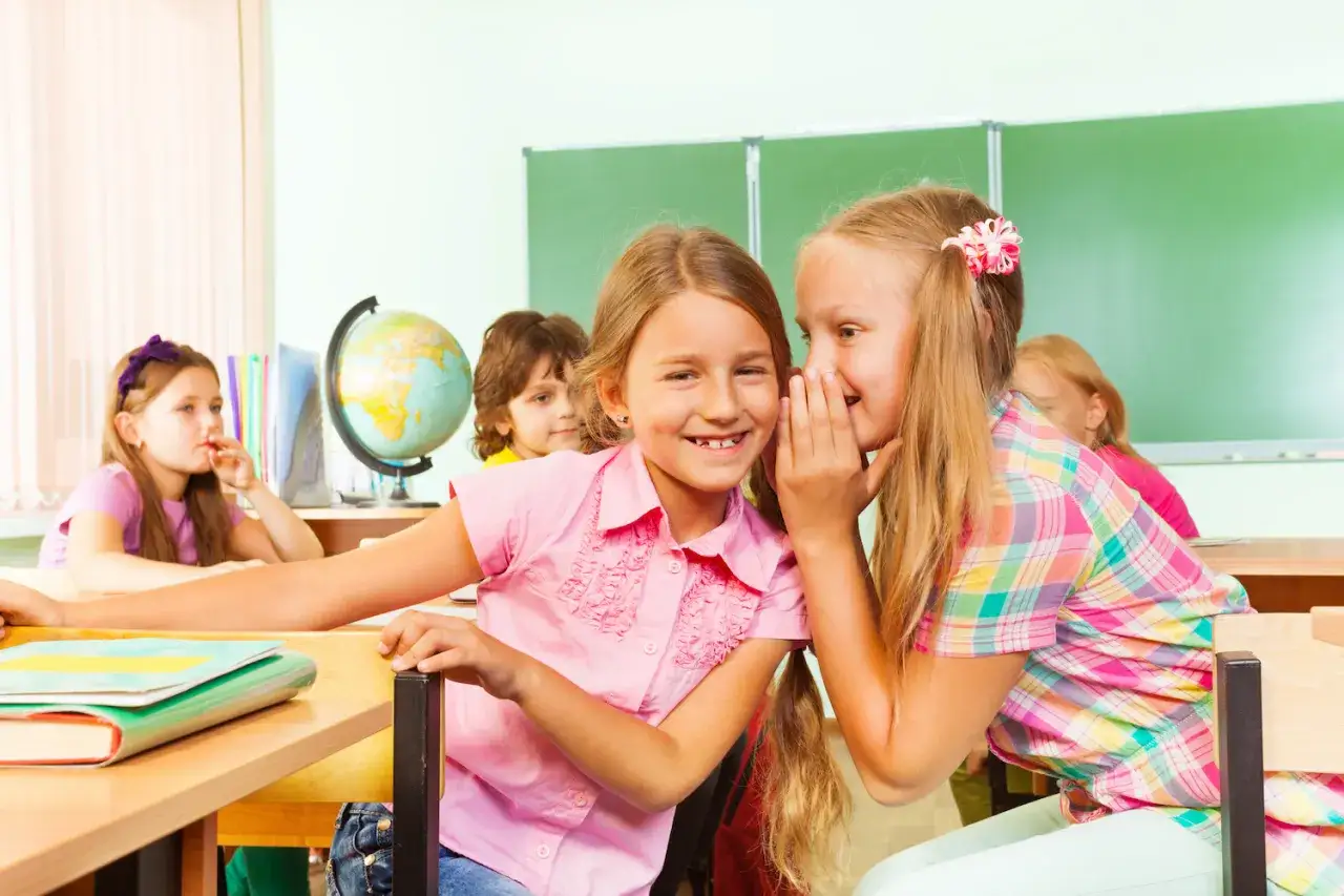 Zdjęcie Relacje z rówieśnikami w szkole: klucz do rozwoju dziecka