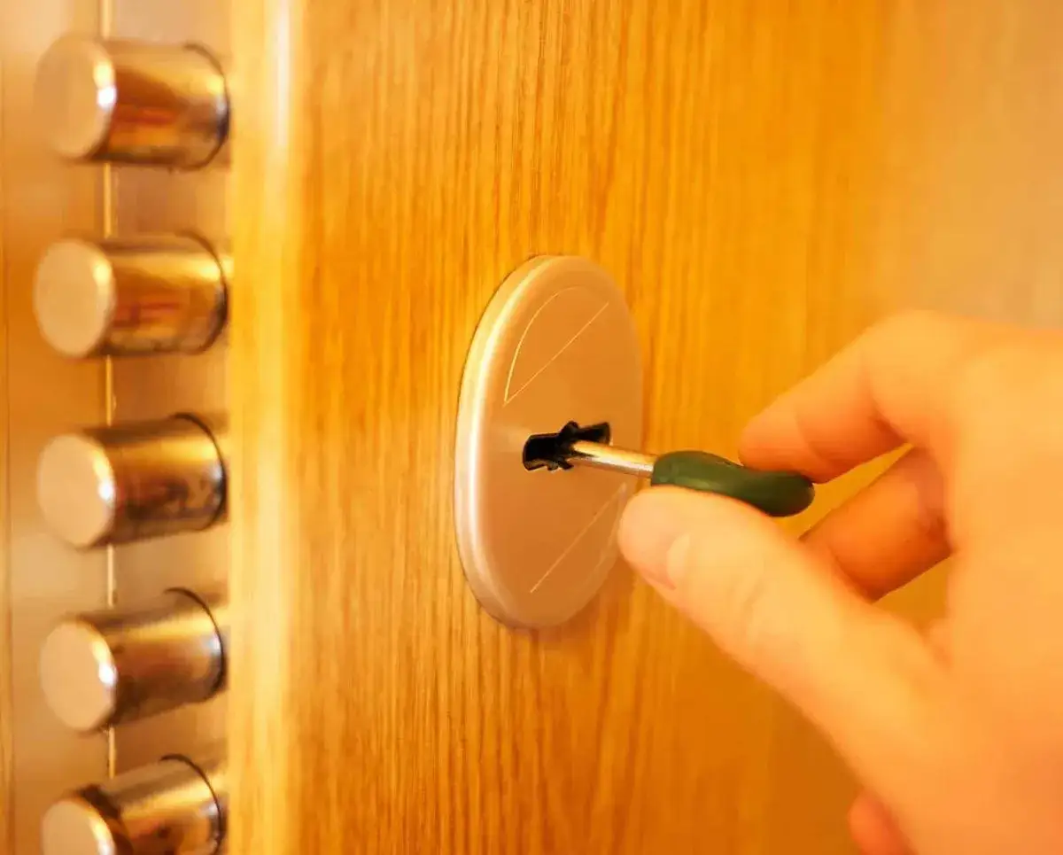 Zdjęcie Jak wybrać najlepszy zamek do drzwi pokojowych – porównanie i praktyczne porady