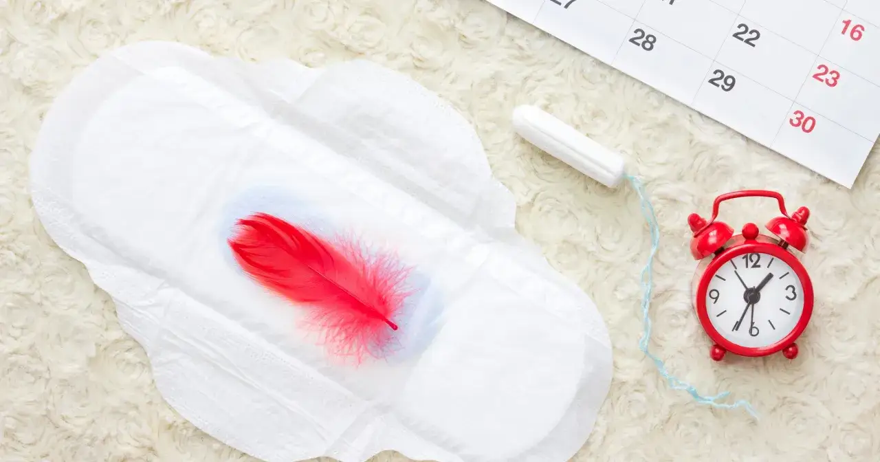 Zdjęcie Objawy pierwszej miesiączki: co warto wiedzieć o zmianach w ciele