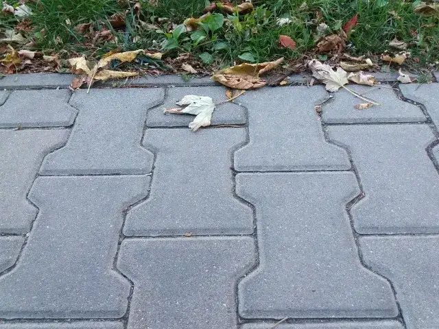 Zdjęcie Czym malować kostkę brukową? Kluczowe preparaty i techniki malowania