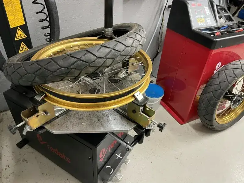 Zdjęcie Ile kosztuje centrowanie koła motocyklowego? Sprawdź ceny w Polsce