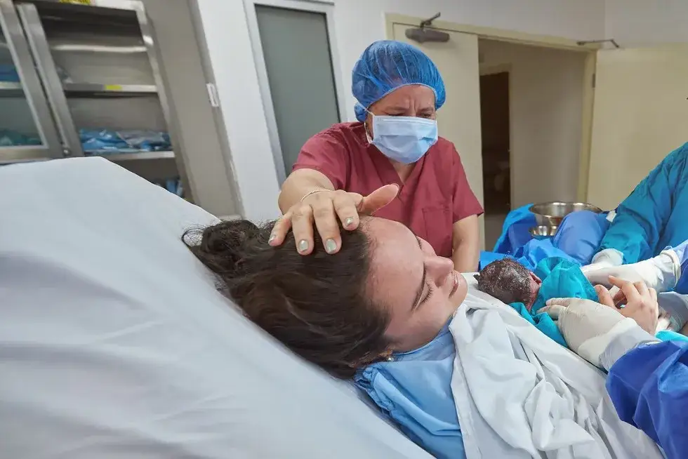 Zdjęcie Ile trwa cesarka? Poznaj czas zabiegu i co go wydłuża