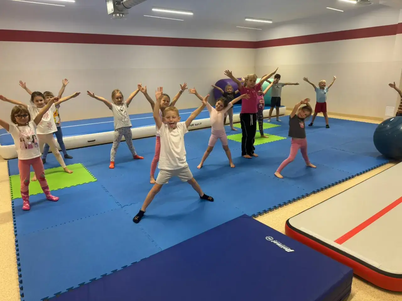 Zdjęcie Zajęcia z akrobatyki dla dzieci – rozwój, radość i nowe umiejętności