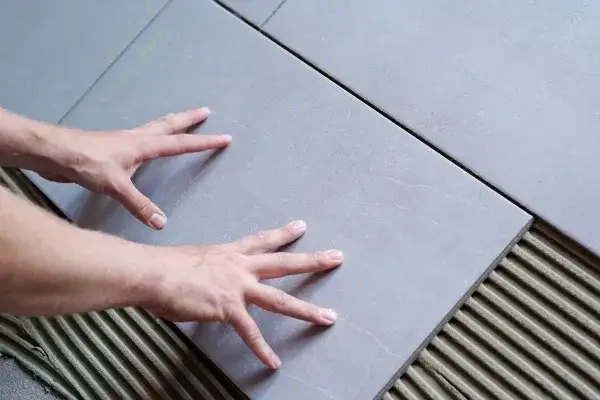 Zdjęcie Jaką zaprawę klejową wybrać, aby uniknąć problemów z płytkami?