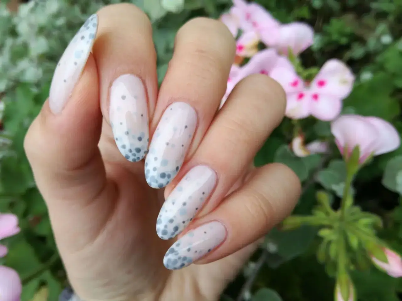 Zdjęcie Jak zrobić kropki na paznokciach - prosty sposób na piękne zdobienia