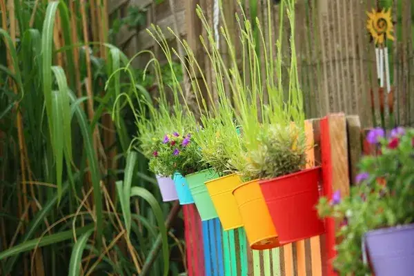 Zdjęcie Jak skutecznie pomalować plastikowe doniczki ogrodowe, aby trwały dłużej?